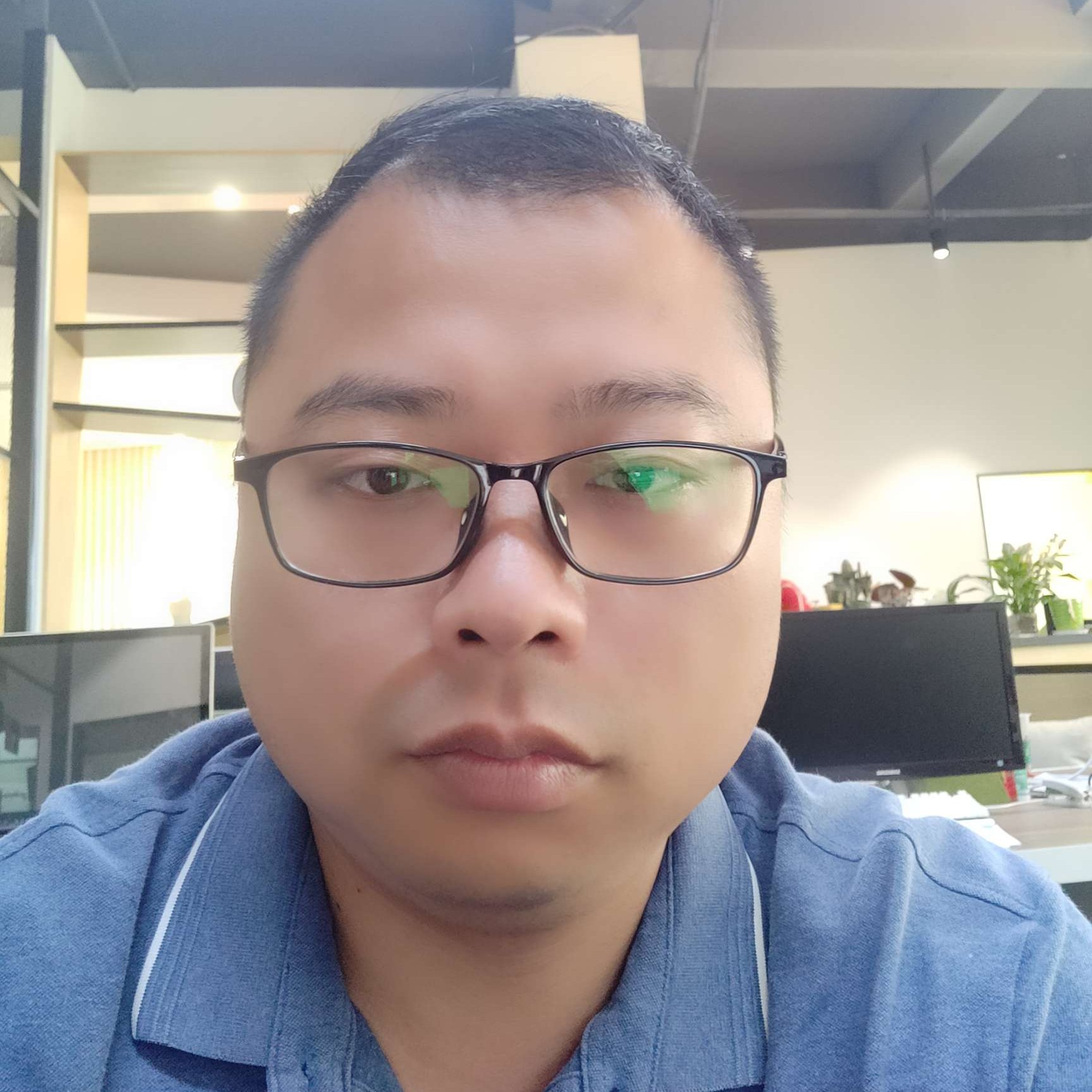 犹豫与黑裤的照片