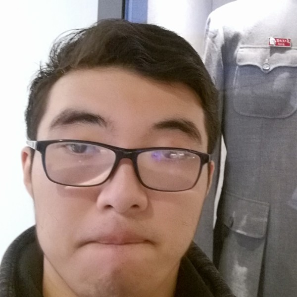 谦让与绿草的照片