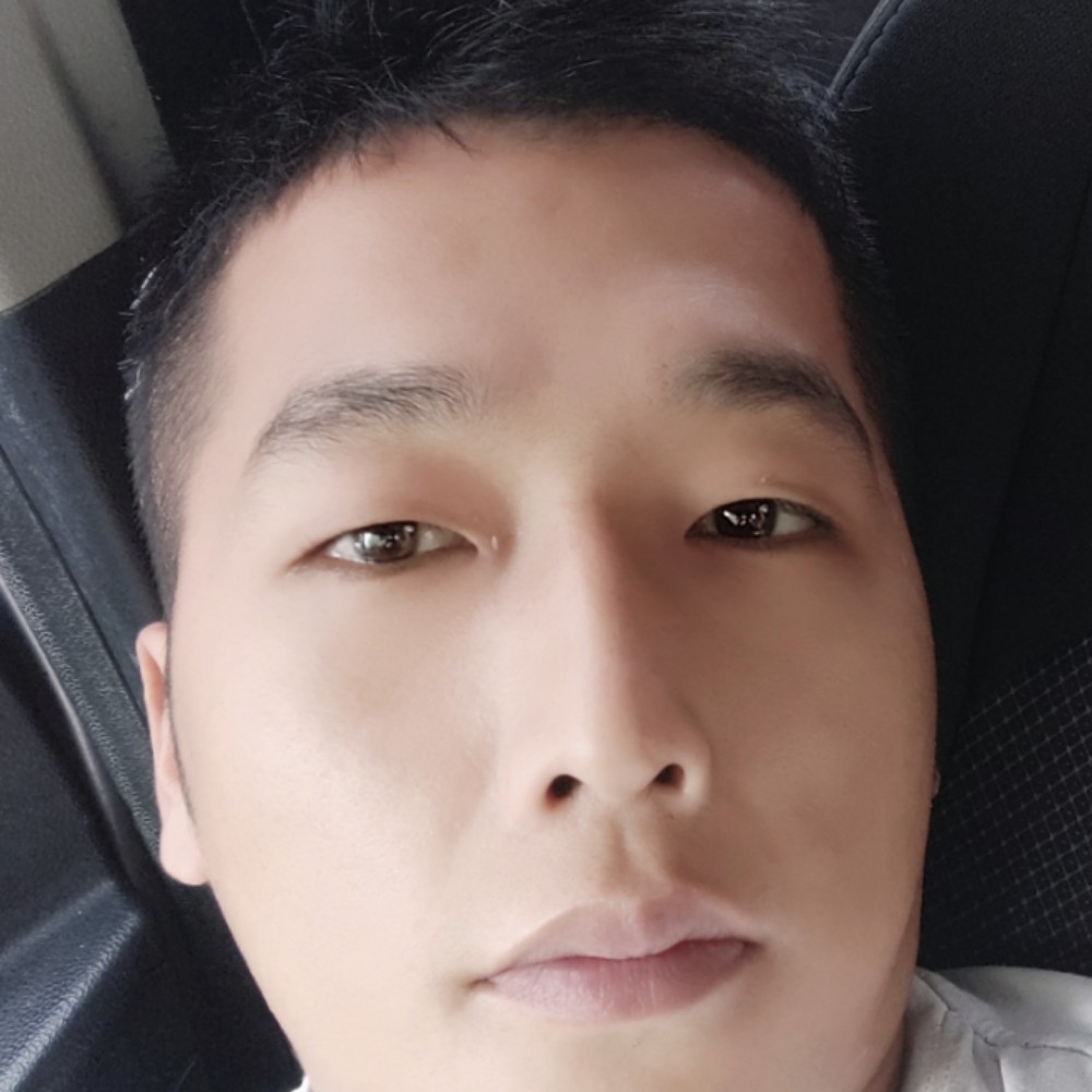 小熊猫踢俏皮的照片