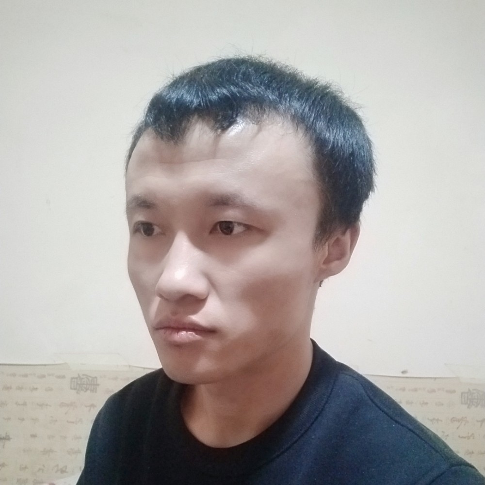 天真打台灯的照片