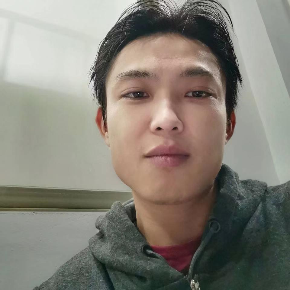 调皮扯花瓣的照片