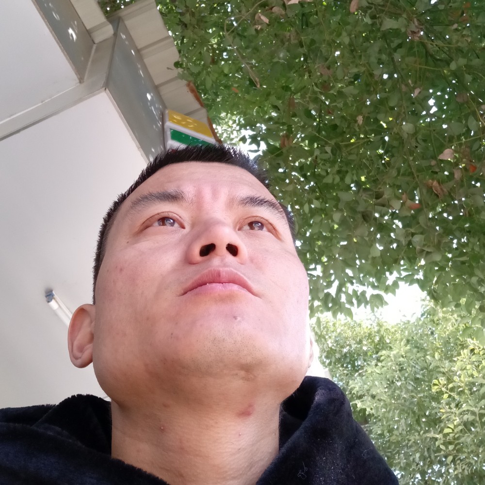 美好闻水蜜桃的照片