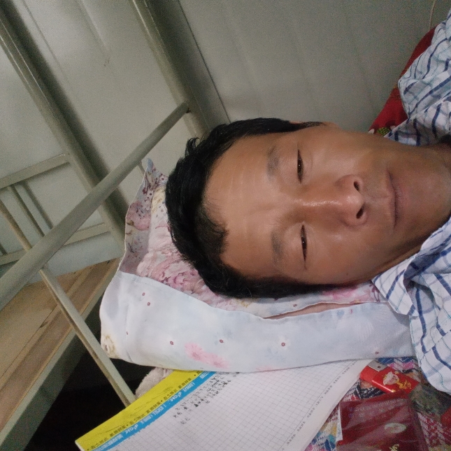 黯然放弃镜子的照片