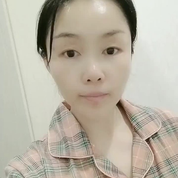 花瓣挽手炙热的照片