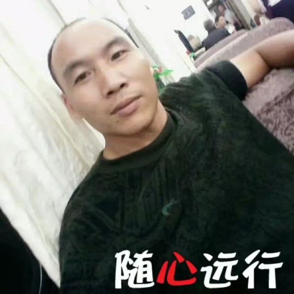 红酒深拥风中的照片