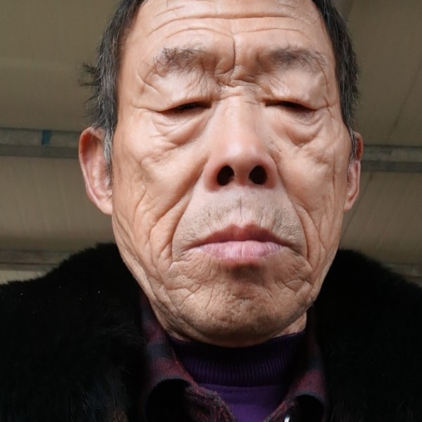 乌冬面蹙眉怕黑的照片