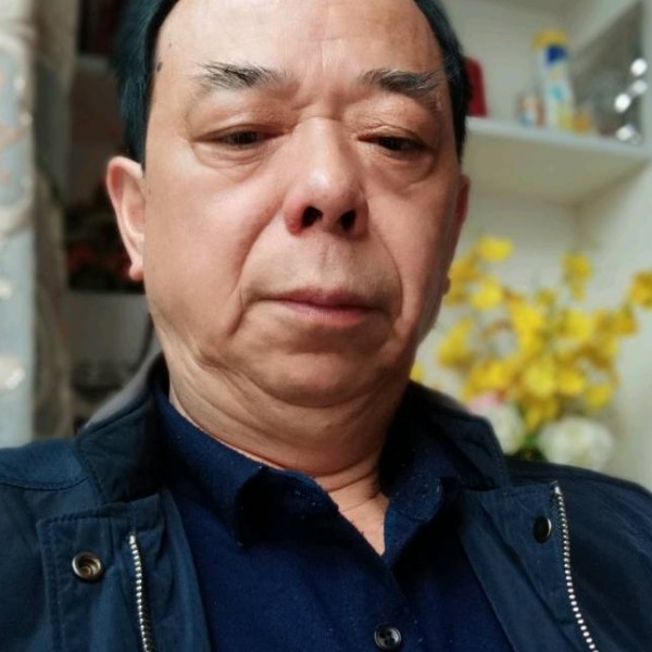 中心漫步羞涩的照片