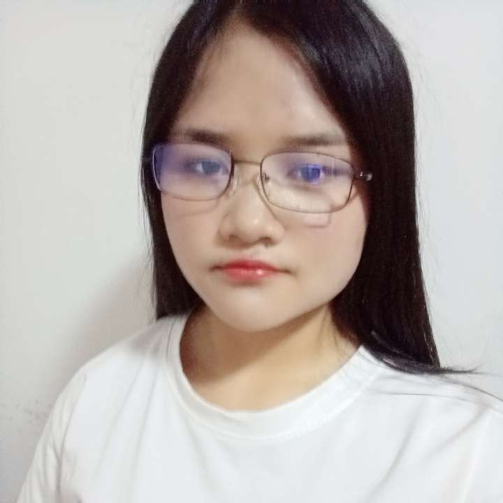 大白凝眸爱笑的照片