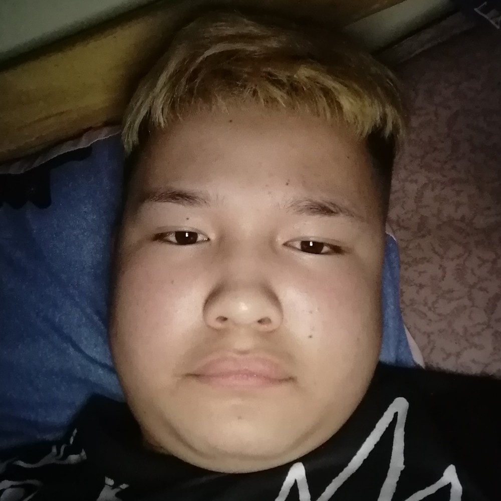 勤恳凝眸背包的照片