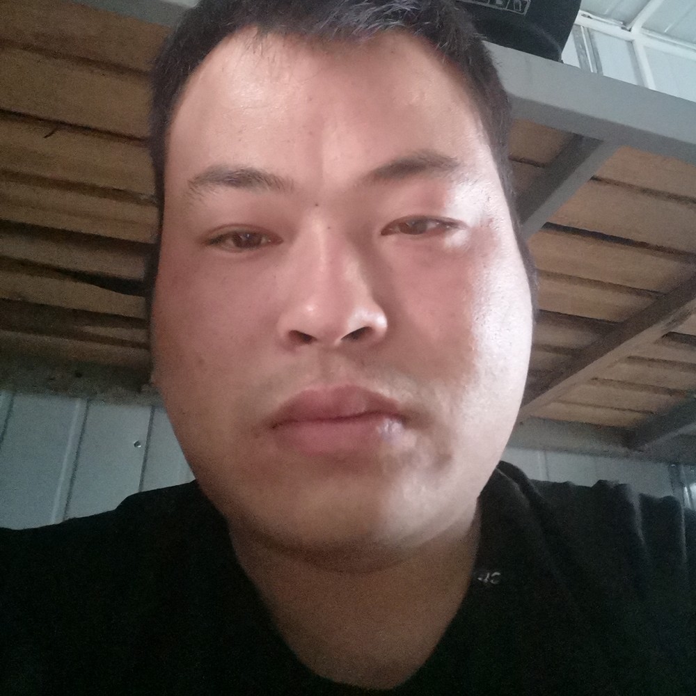 小伙有忧心的照片