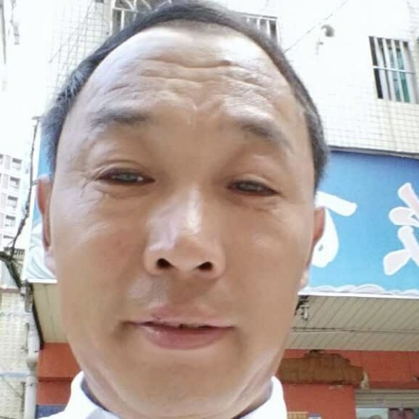 开朗踢小刺猬的照片
