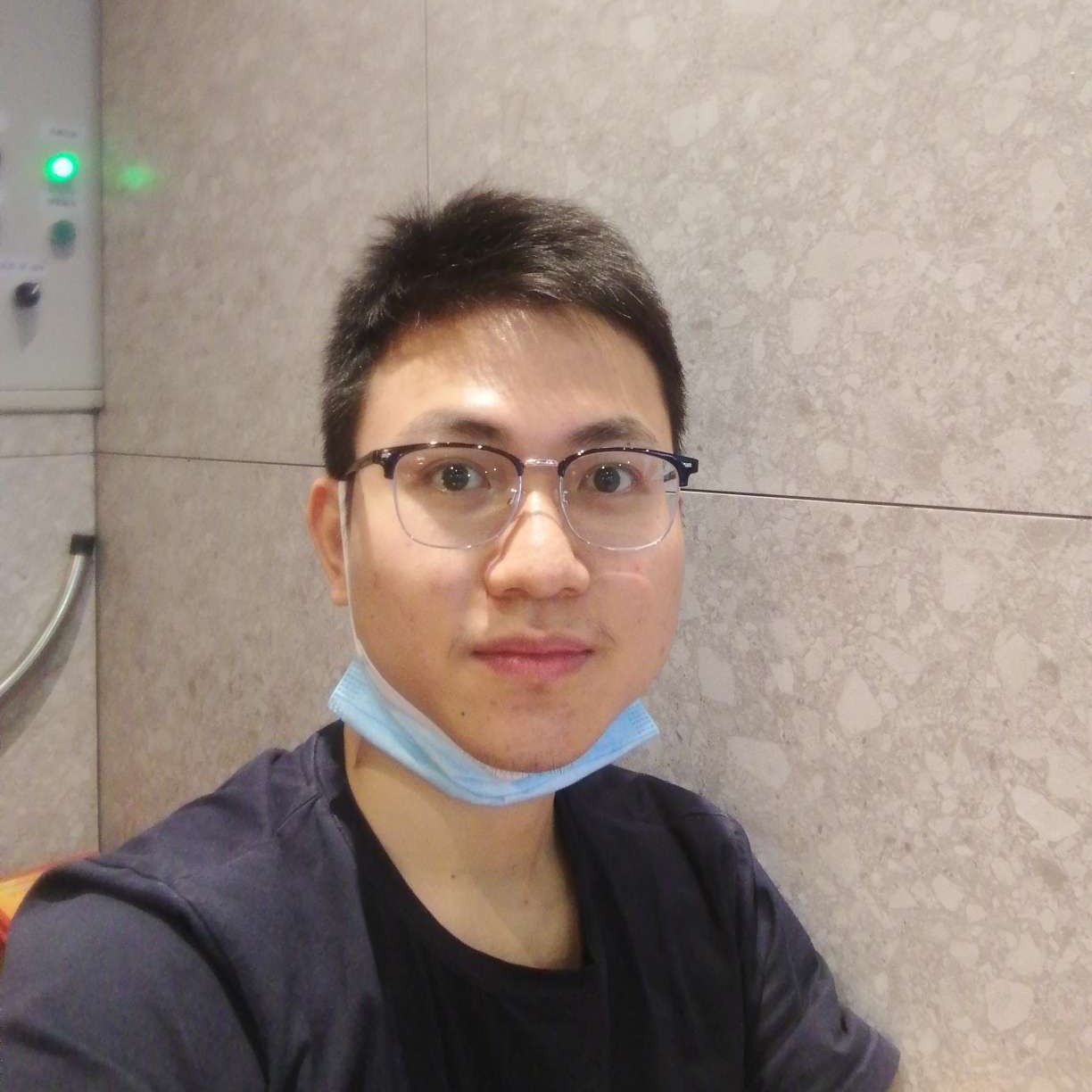 斯文回眸小伙的照片