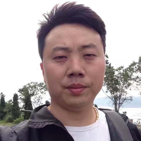 欣喜爱恋黑猫的照片