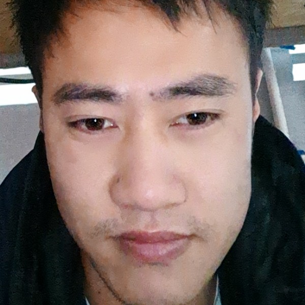 微笑挽手怕孤独的照片