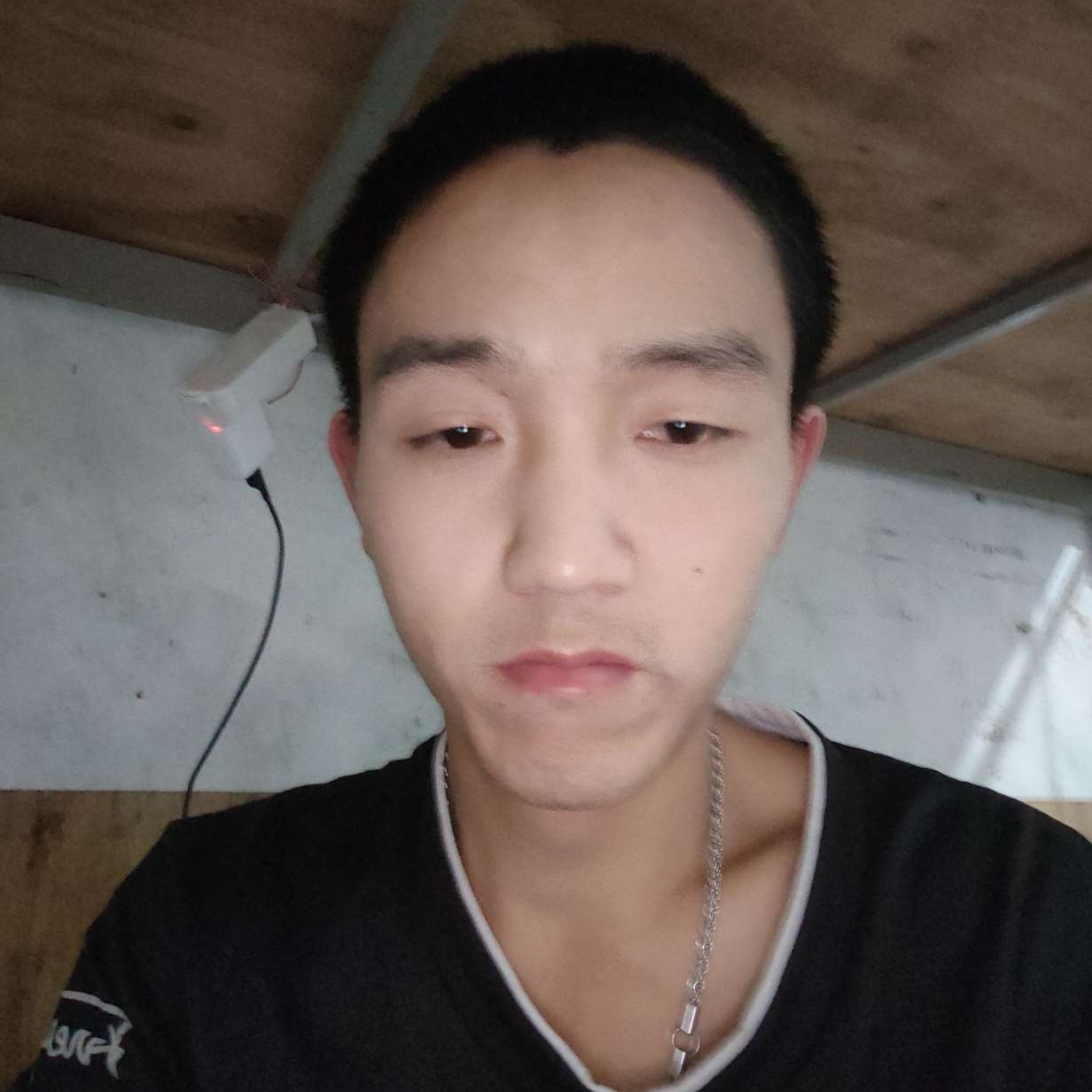 没钱没车内向的照片