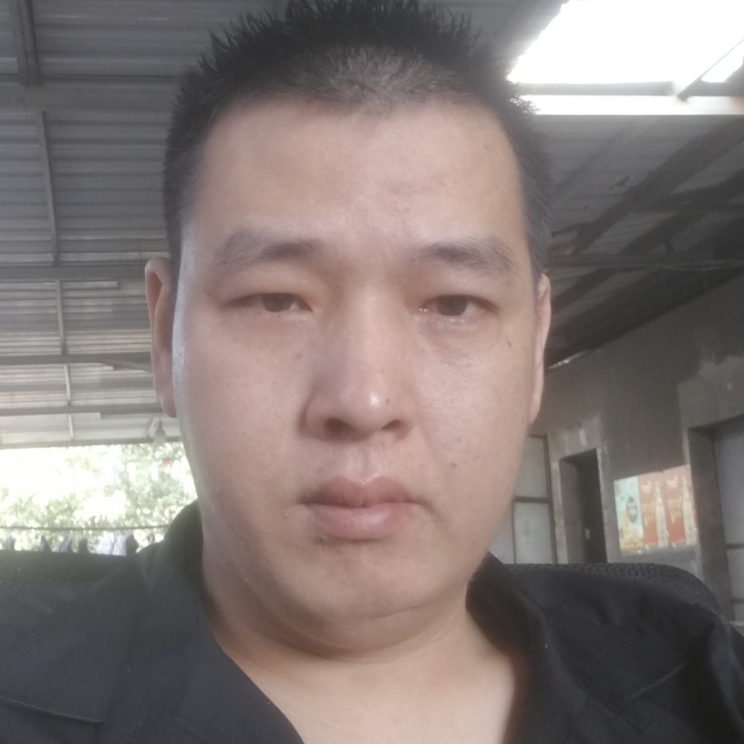 美满挽手高山的照片