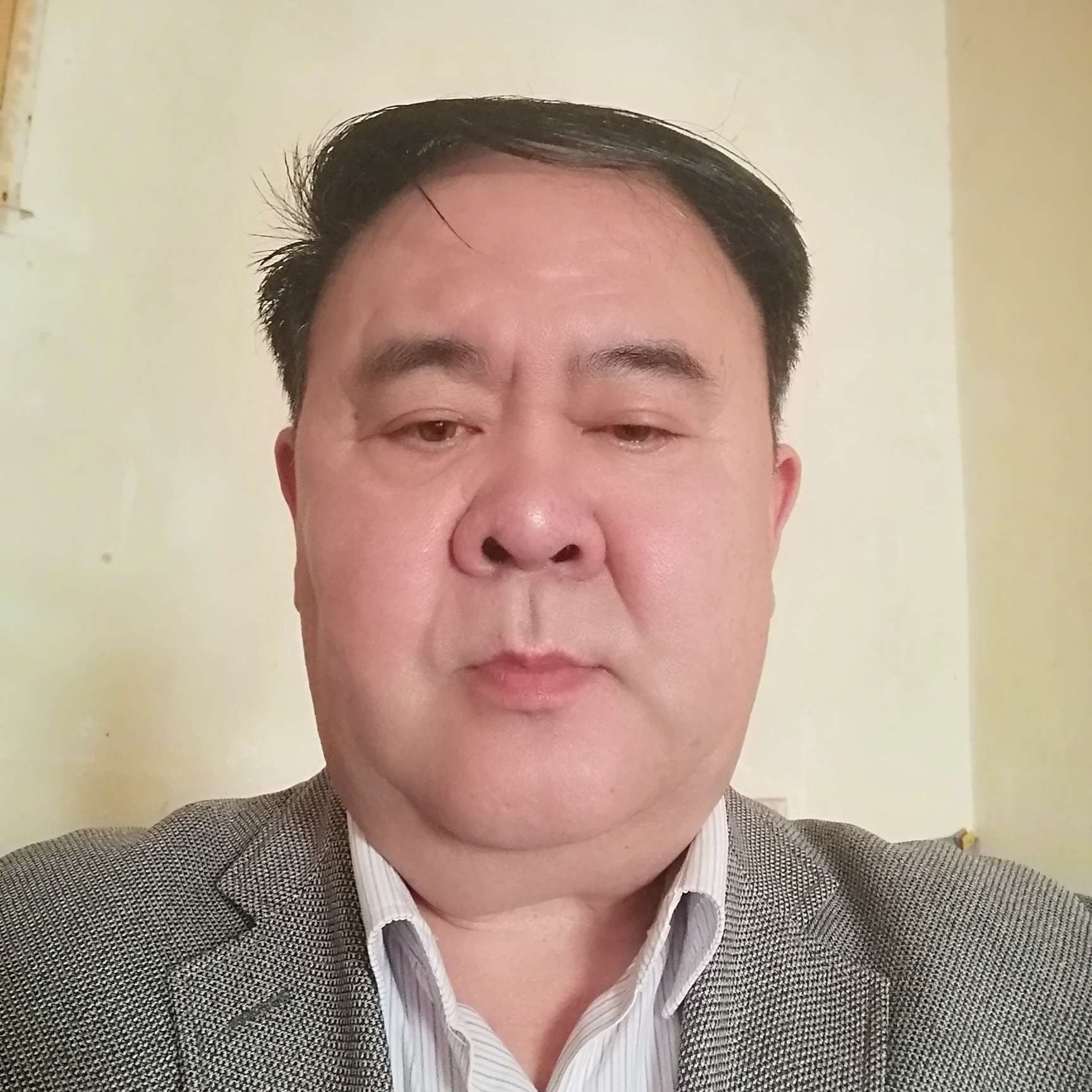 虚拟倾心巨人的照片