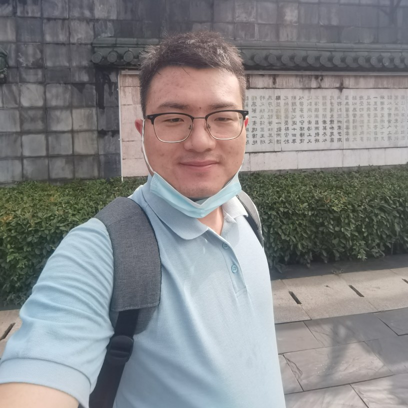 义气漫步秋月的照片