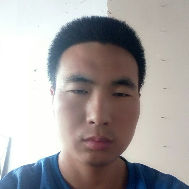 清秀打黑猫的照片