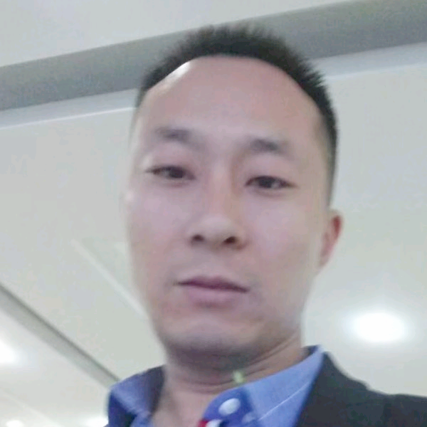 泥泞。汗水。的照片