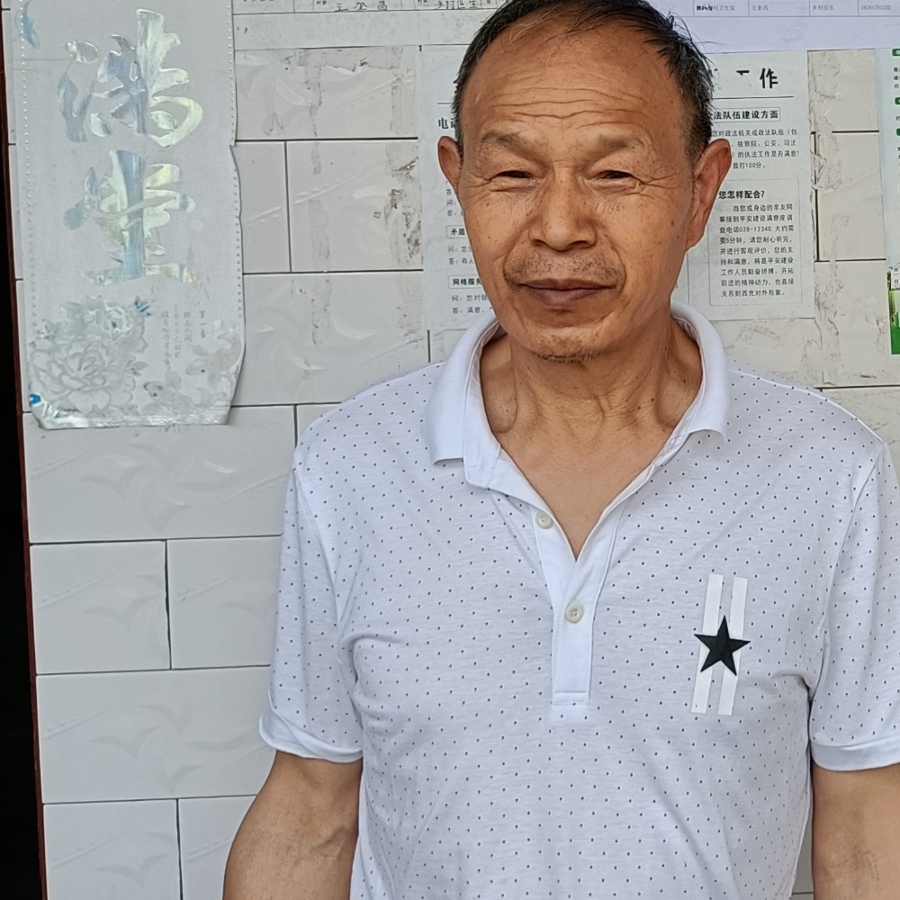 秋月留胡子的照片