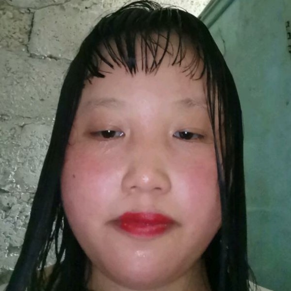 英勇蹙眉少女的照片