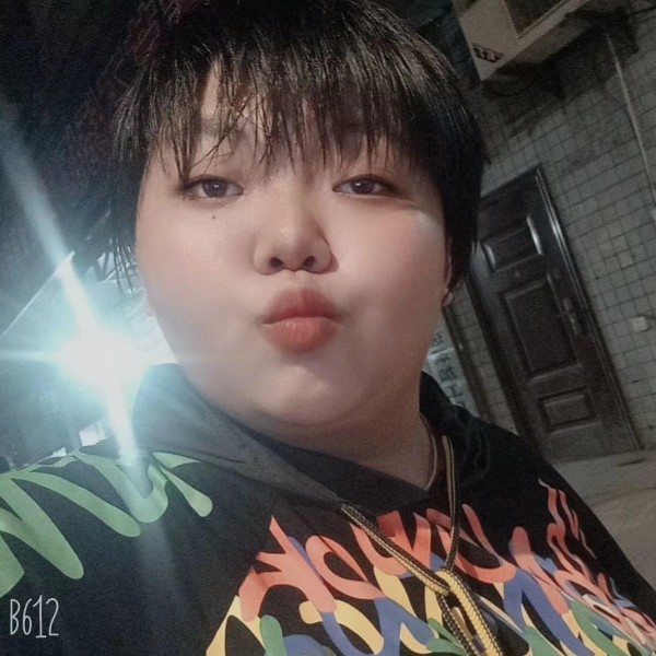 朋友等于风中的照片