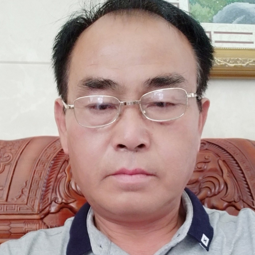 微笑等待红玫瑰的照片