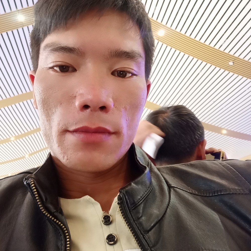 光亮深拥猫咪的照片