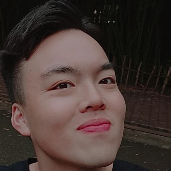 明媚迎蜡烛的照片