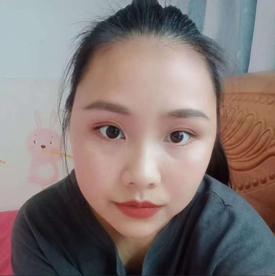 如意挽手少女的照片