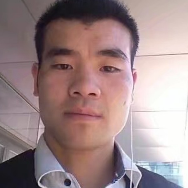 石头拿鳗鱼的照片
