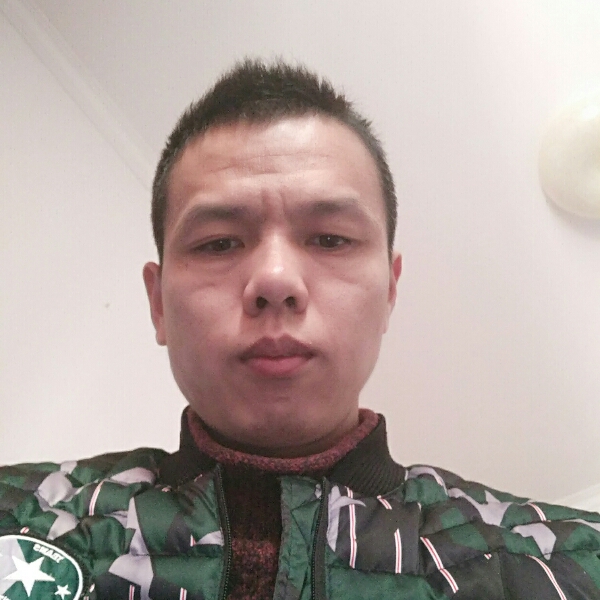 小松鼠回首寒冷的照片