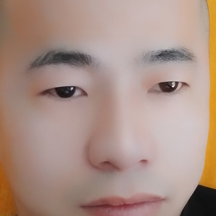 温婉浅吻草莓的照片