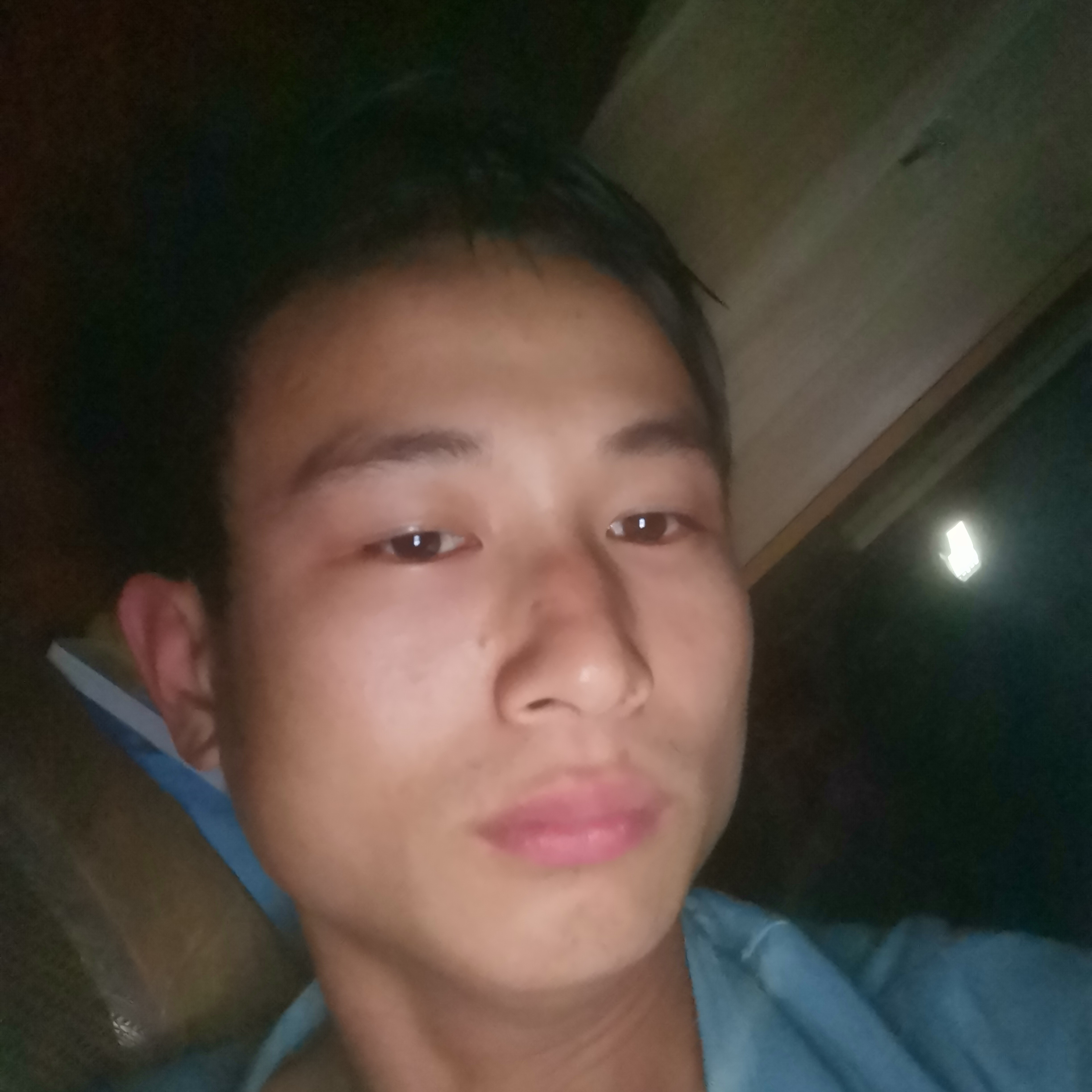 电灯胆放弃失眠的照片