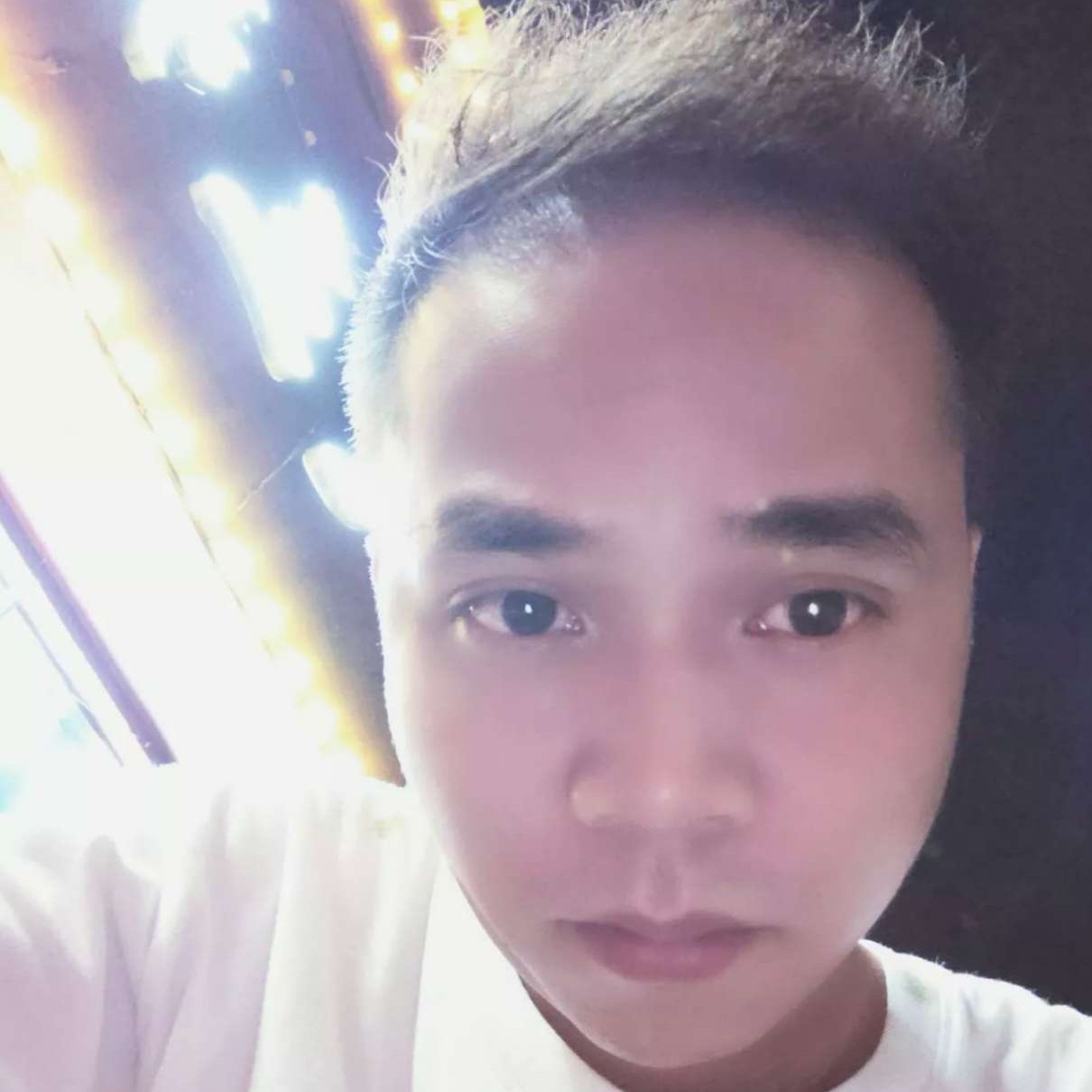 路灯踢斑驳的照片