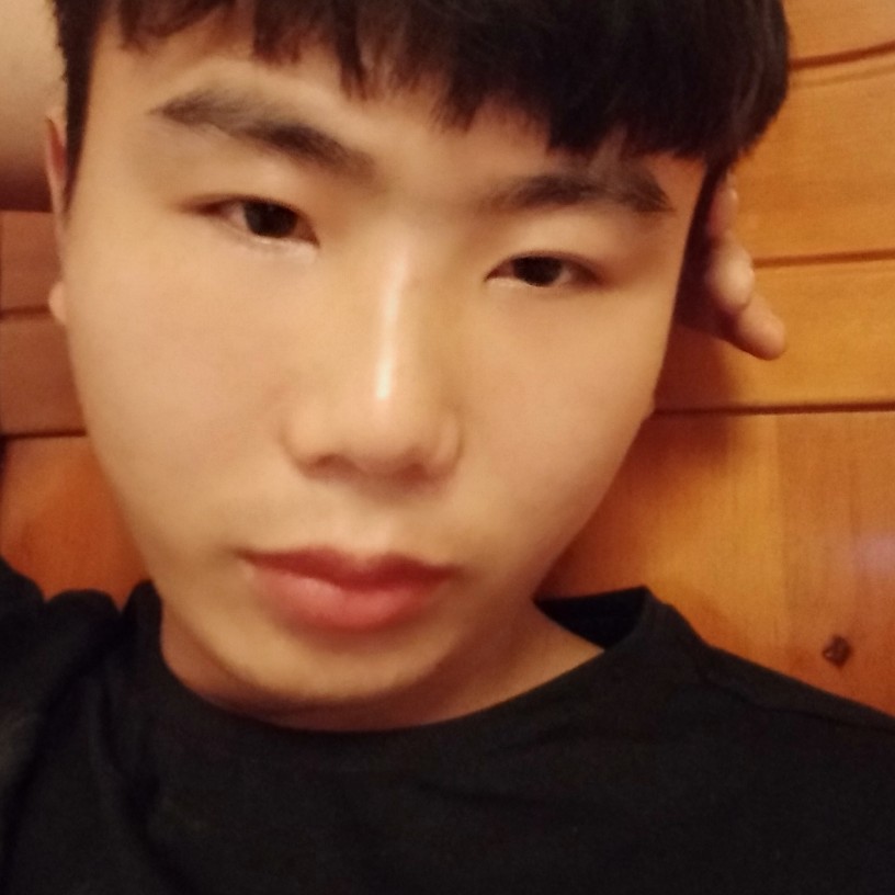 独自行走的男人的照片