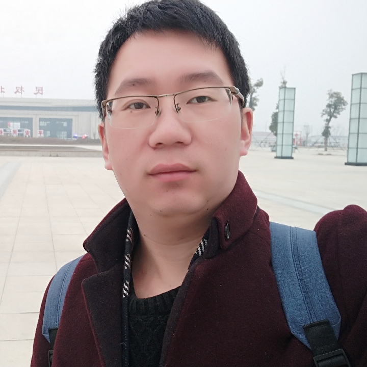 白猫深拥细心的照片