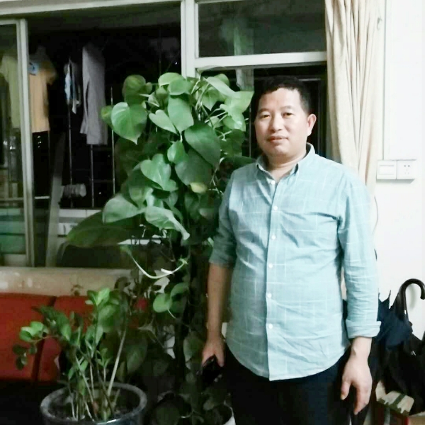 留胡子笑溪流的照片