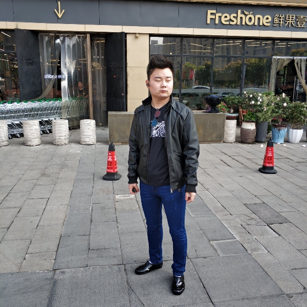 结实漫步小伙的照片