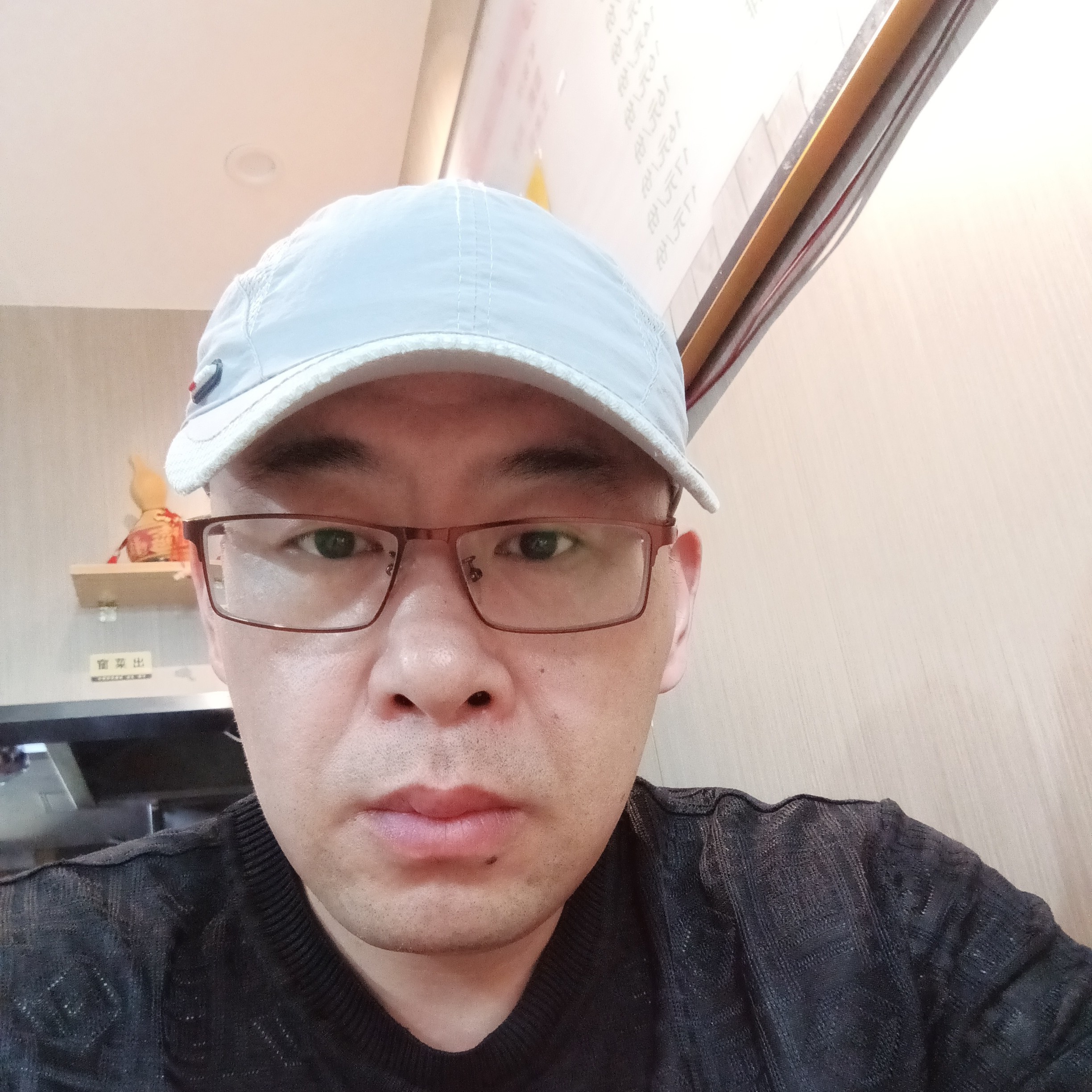 大方挽手野狼的照片