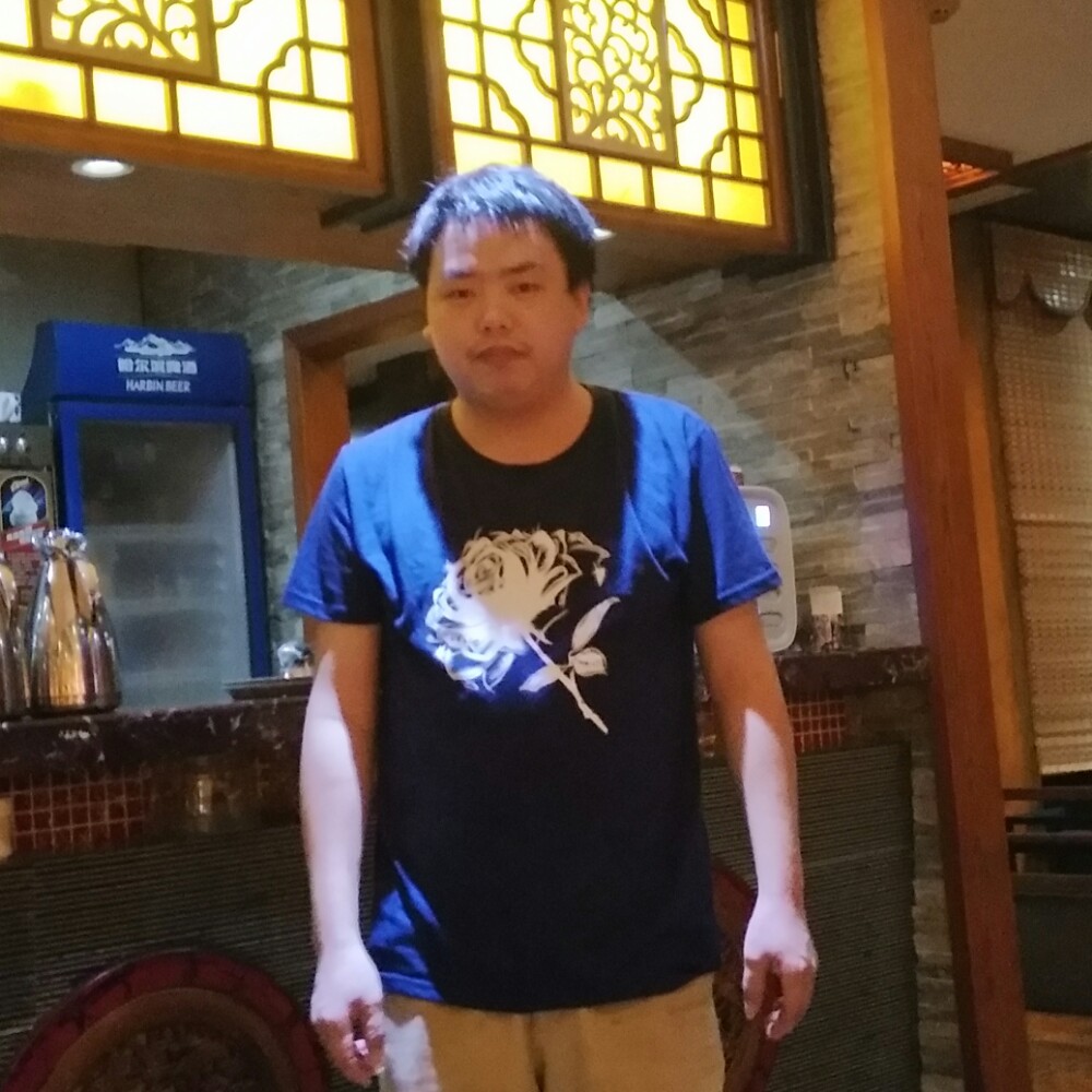 小蜜蜂笑孤独的照片