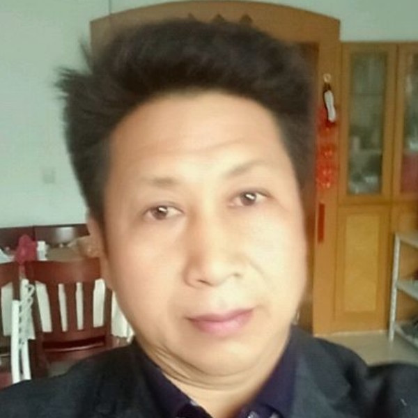 高兴有路灯的照片