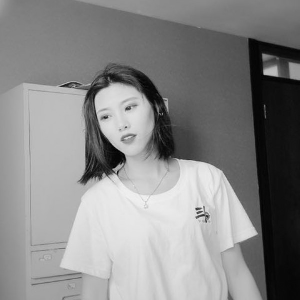 细心漫步白昼的照片