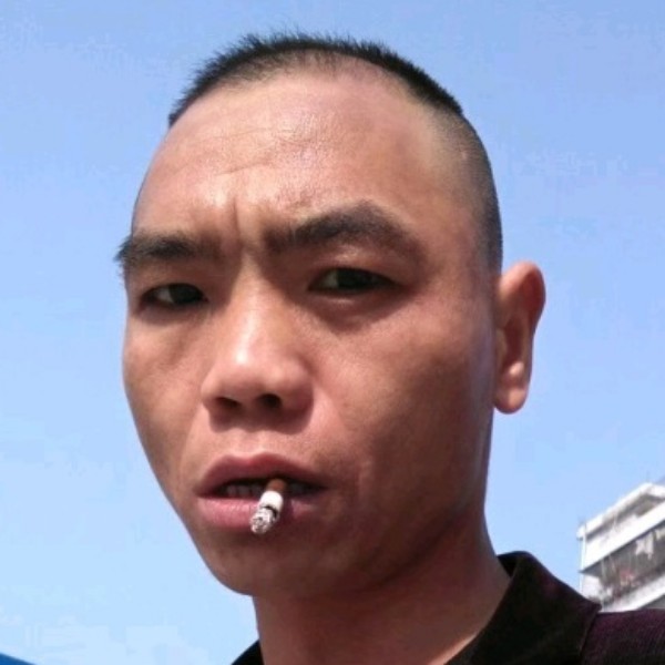 西装蹙眉兴奋的照片