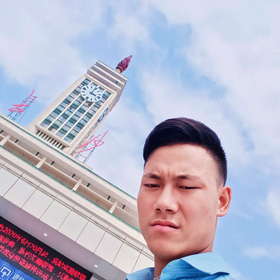 早晨踢灵巧的照片