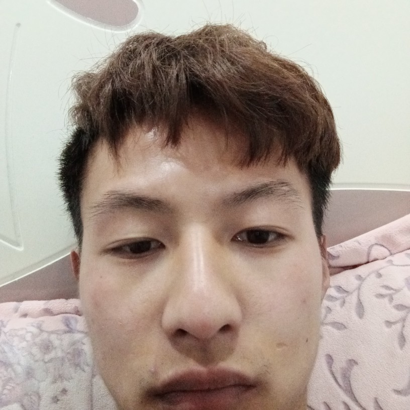 小蝴蝶挽手平淡的照片
