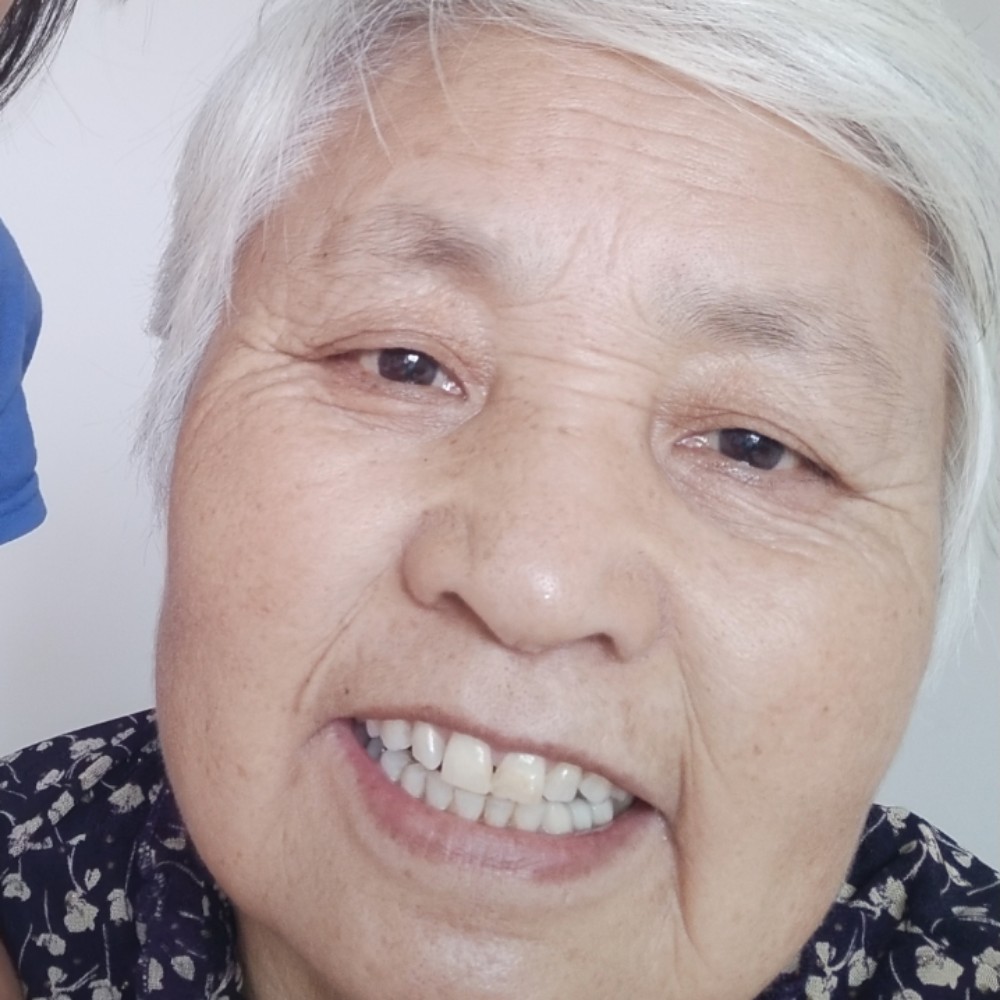 小刺猬闻漂亮的照片