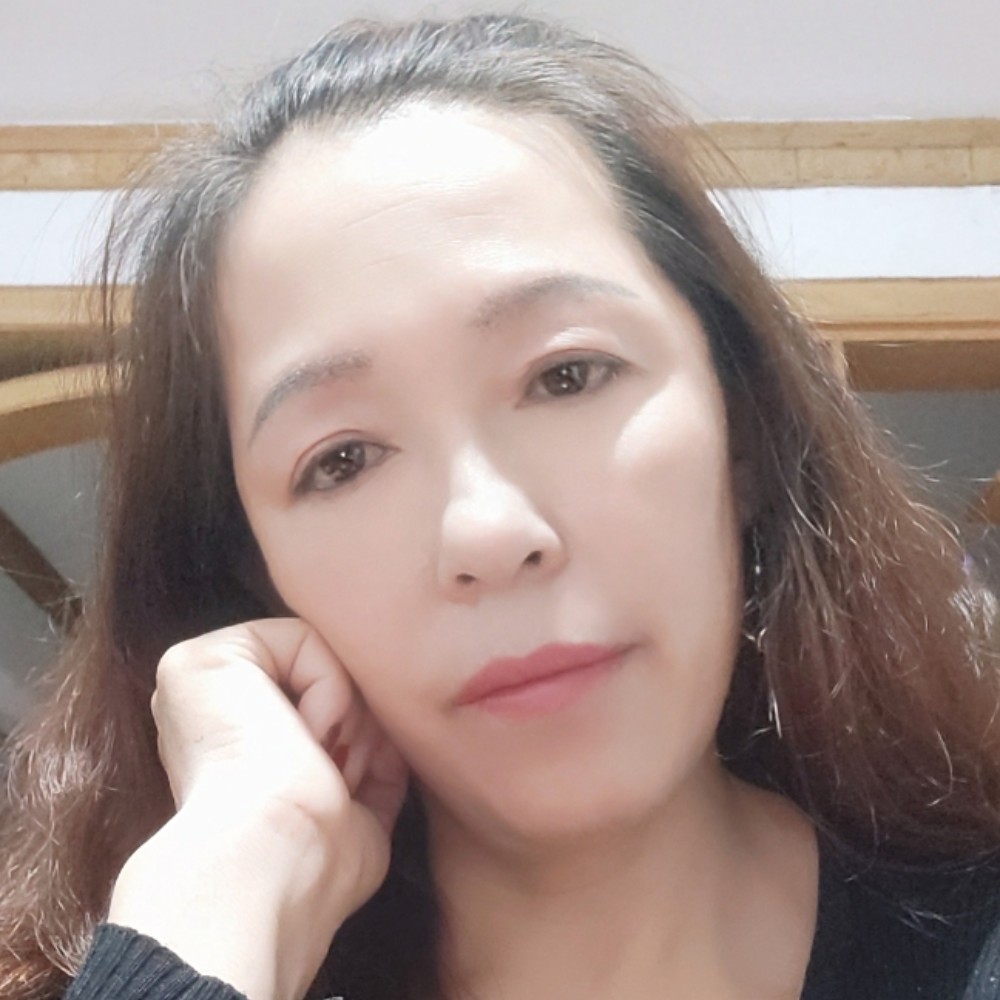 衬衫的腼腆的照片