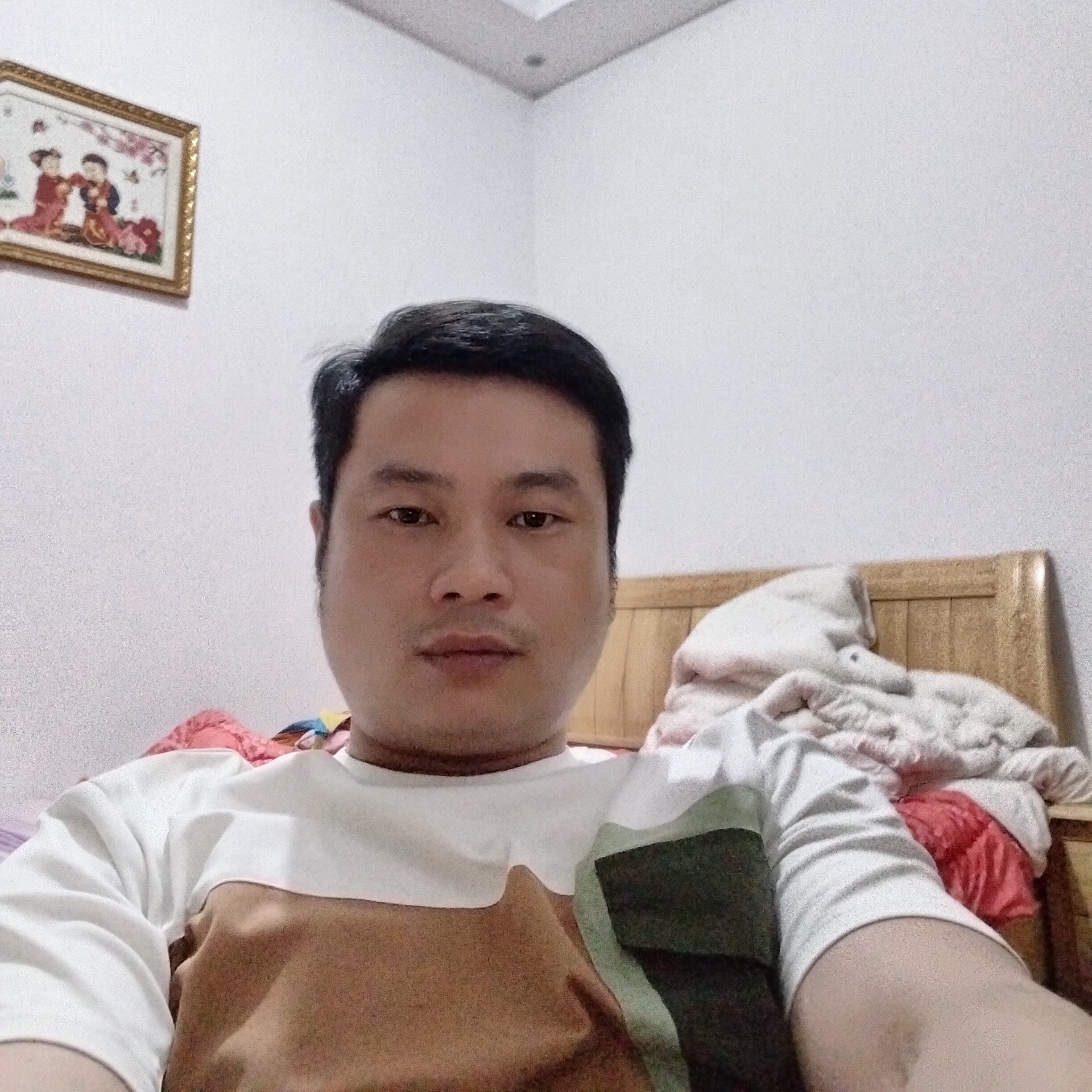 留胡子迎暖阳的照片